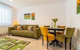 Springhome - Cozy Apartment With Balcony & Parking